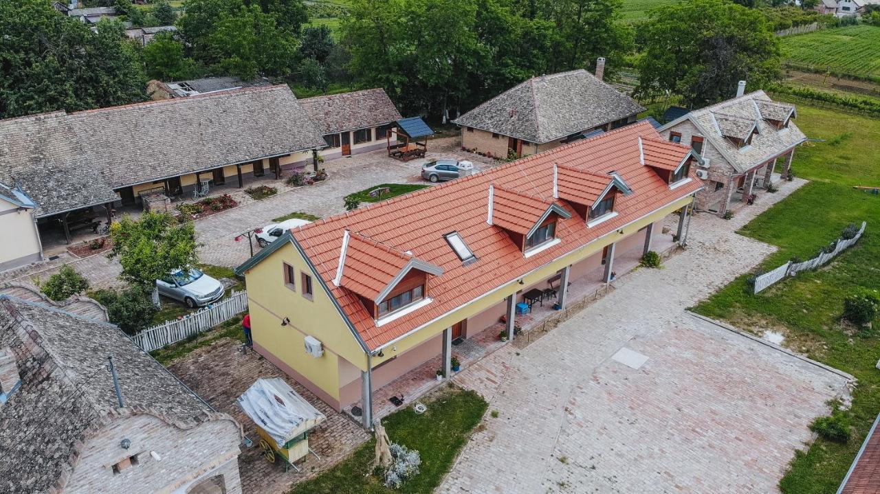 Bed and Breakfast Sobe Kod Baje - Baranjska Kuca Karanac Esterno foto